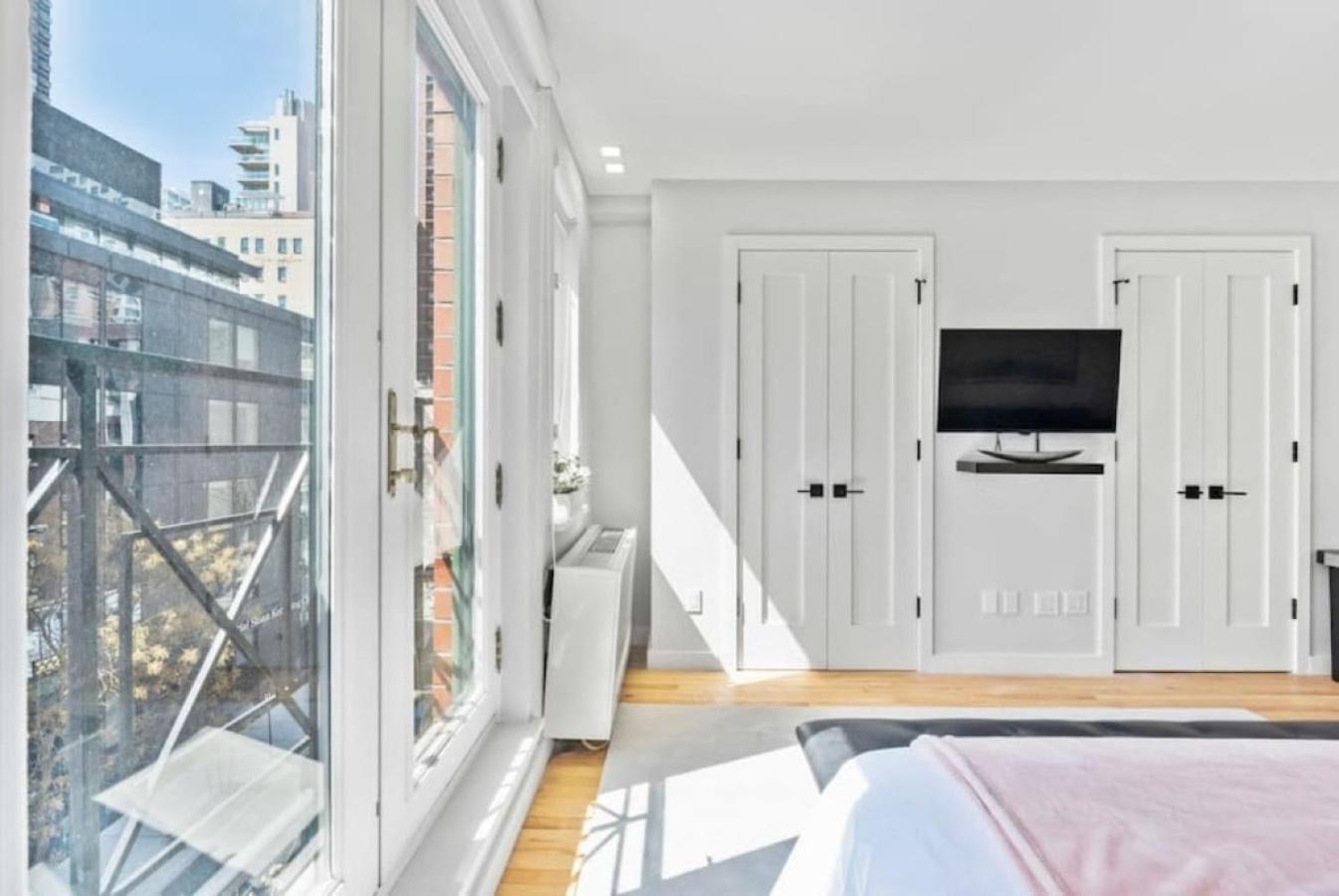 Luxe Studio With Charming Juliet Balcony Apartment New York Exterior photo