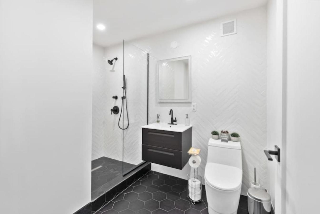 Luxe Studio With Charming Juliet Balcony Apartment New York Exterior photo