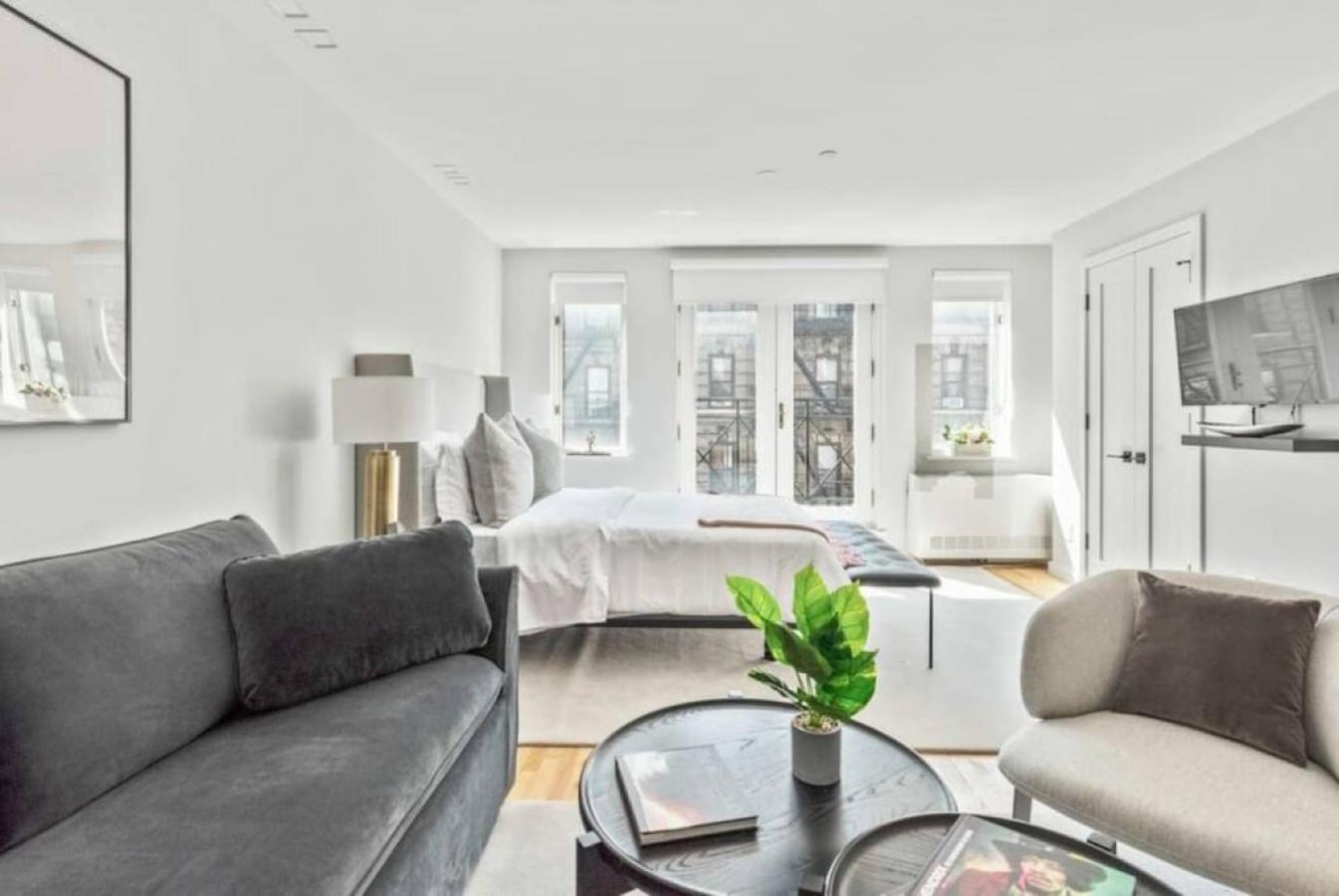 Luxe Studio With Charming Juliet Balcony Apartment New York Exterior photo