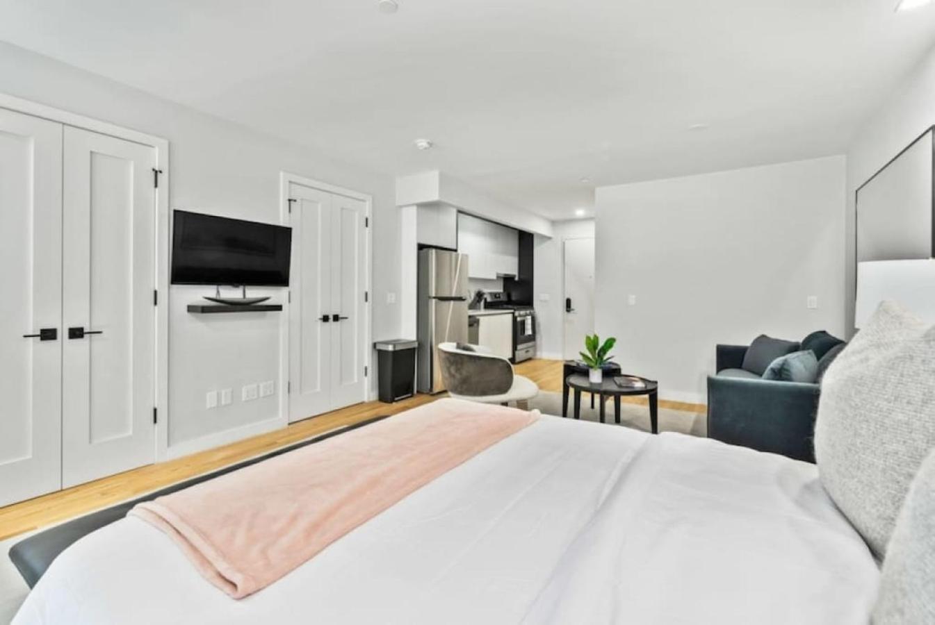 Luxe Studio With Charming Juliet Balcony Apartment New York Exterior photo