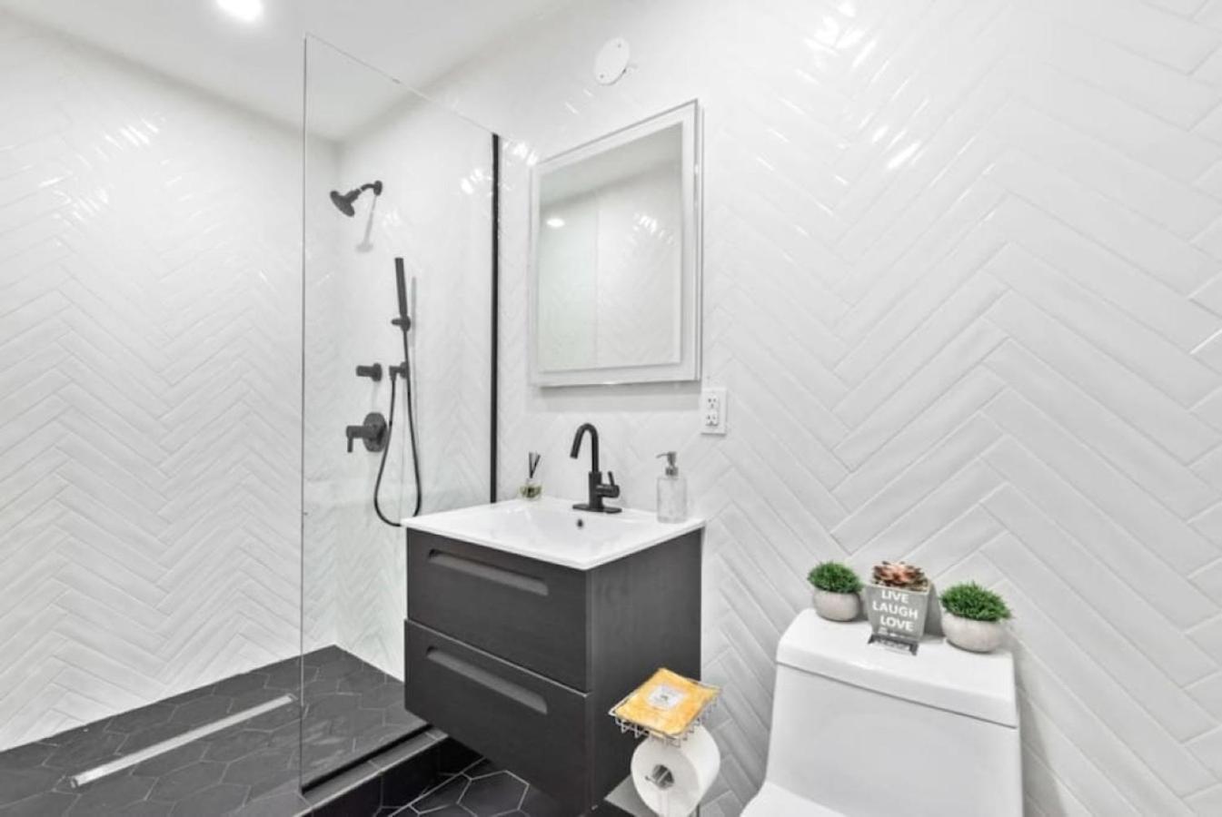 Luxe Studio With Charming Juliet Balcony Apartment New York Exterior photo