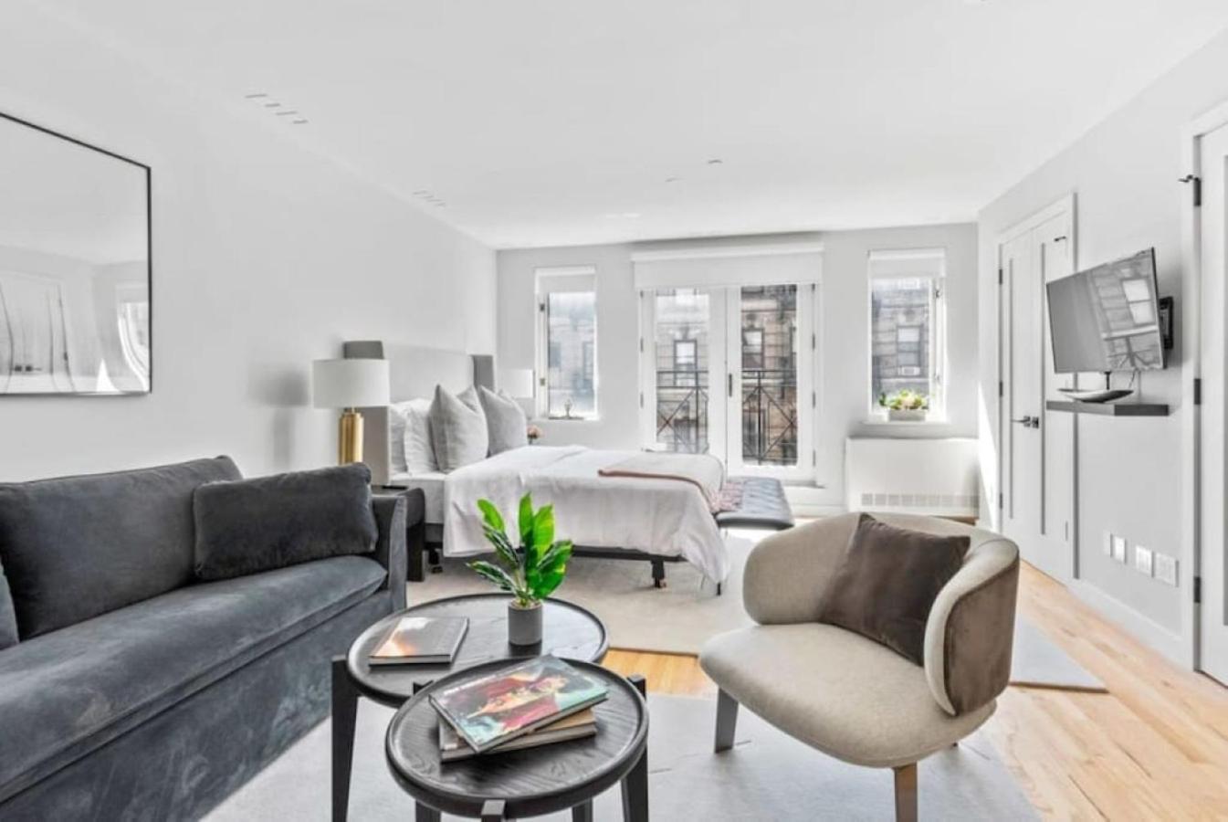 Luxe Studio With Charming Juliet Balcony Apartment New York Exterior photo
