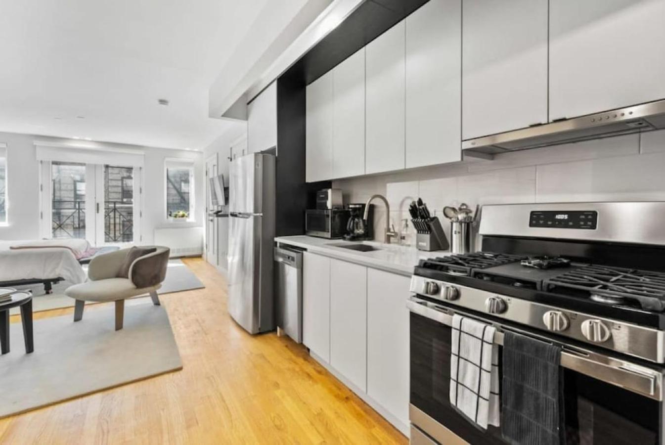 Luxe Studio With Charming Juliet Balcony Apartment New York Exterior photo