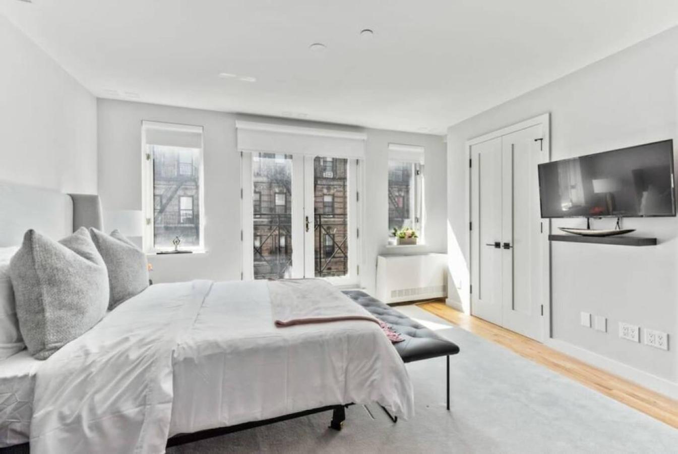 Luxe Studio With Charming Juliet Balcony Apartment New York Exterior photo