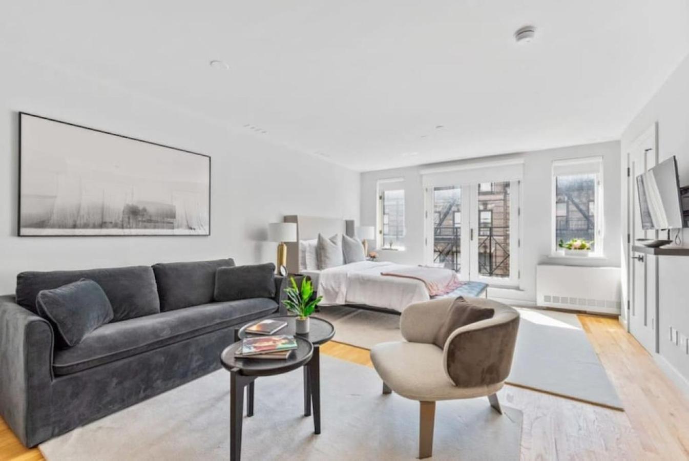 Luxe Studio With Charming Juliet Balcony Apartment New York Exterior photo