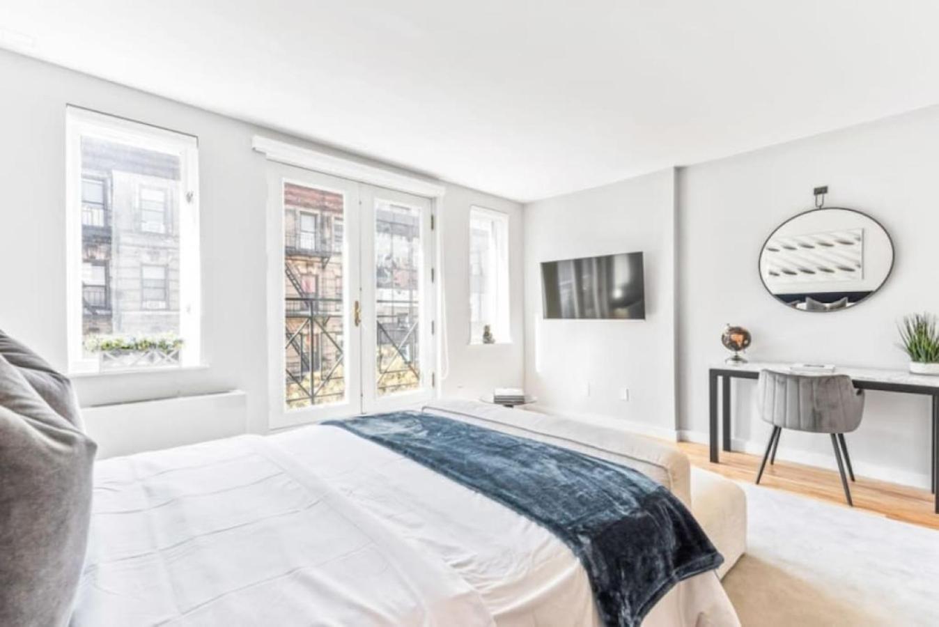 Luxe Studio With Charming Juliet Balcony Apartment New York Exterior photo