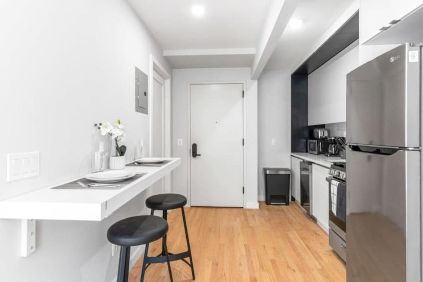 Luxe Studio With Charming Juliet Balcony Apartment New York Exterior photo