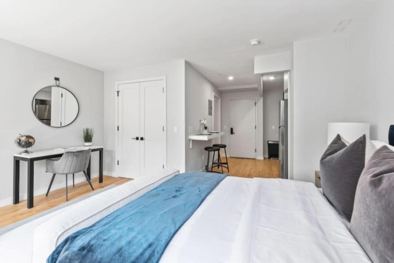 Luxe Studio With Charming Juliet Balcony Apartment New York Exterior photo
