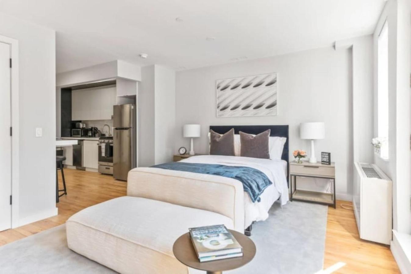 Luxe Studio With Charming Juliet Balcony Apartment New York Exterior photo