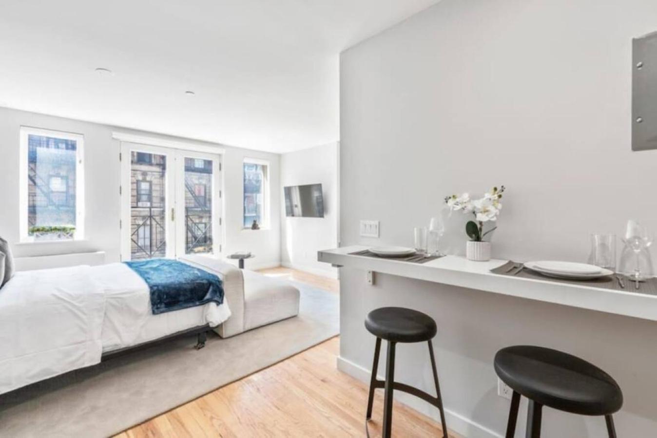 Luxe Studio With Charming Juliet Balcony Apartment New York Exterior photo