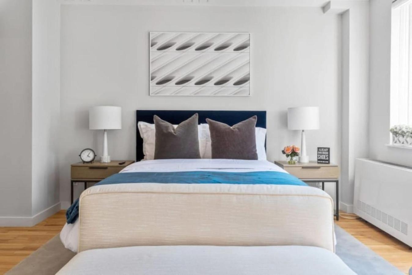 Luxe Studio With Charming Juliet Balcony Apartment New York Exterior photo