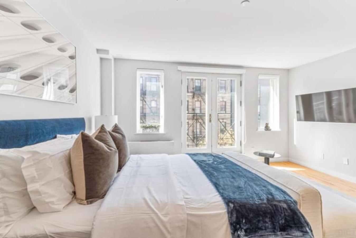 Luxe Studio With Charming Juliet Balcony Apartment New York Exterior photo